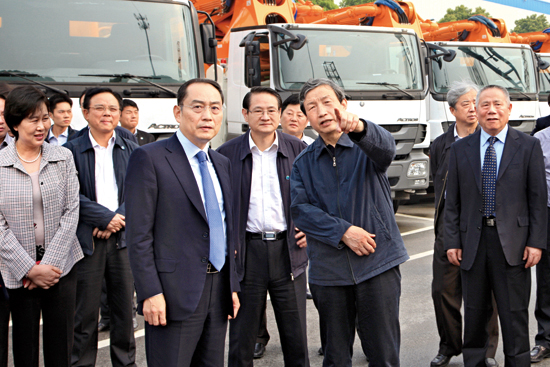 fname=中共中央政治局委員、國務院副總理馬凱(右三)視察中聯重科。伍云...