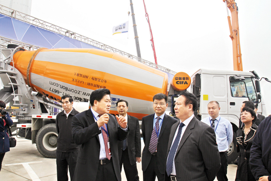 營銷總公司副總經理符忠軒（前左）向中國施工企業管理協會會長曹...